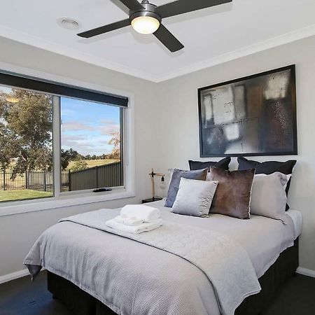 Suite @ The Clubhouse On Robinson, Black Bull Golf Course Yarrawonga Exterior photo