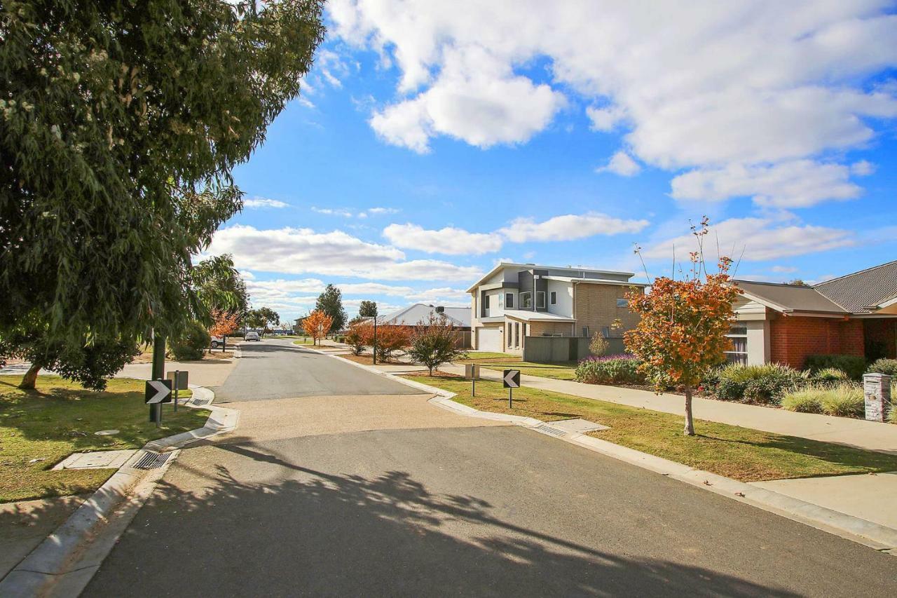 Suite @ The Clubhouse On Robinson, Black Bull Golf Course Yarrawonga Exterior photo